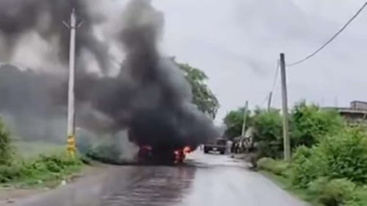 Bihar News: तेज रफ्तार हाईवा ने ली मजदूर की जान, आक्रोशित ग्रामीणों ने ट्रक को किया आग के हवाले, घंटों जाम