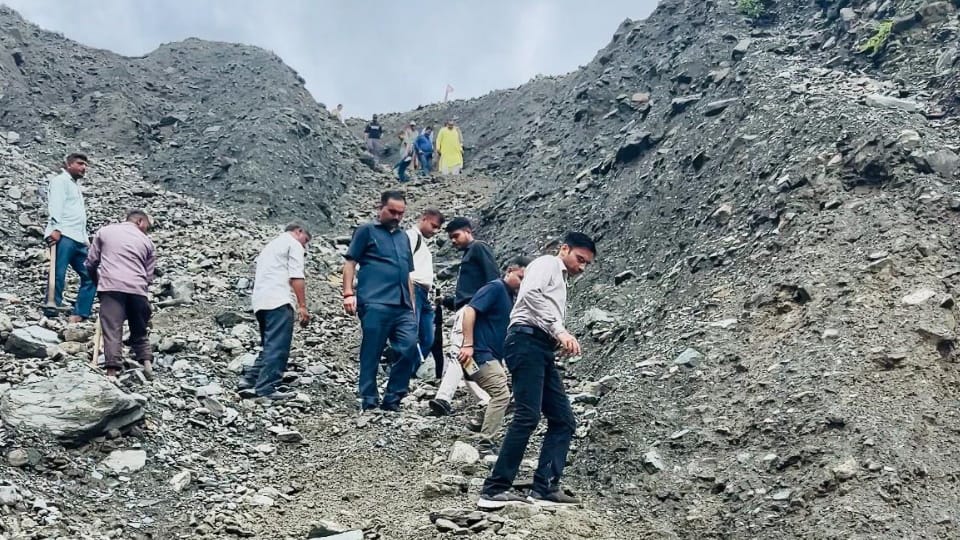 Dehradun DM Savin Bansal Crossed river and Reached Batoli village By walking which was cut off due to heavy ra