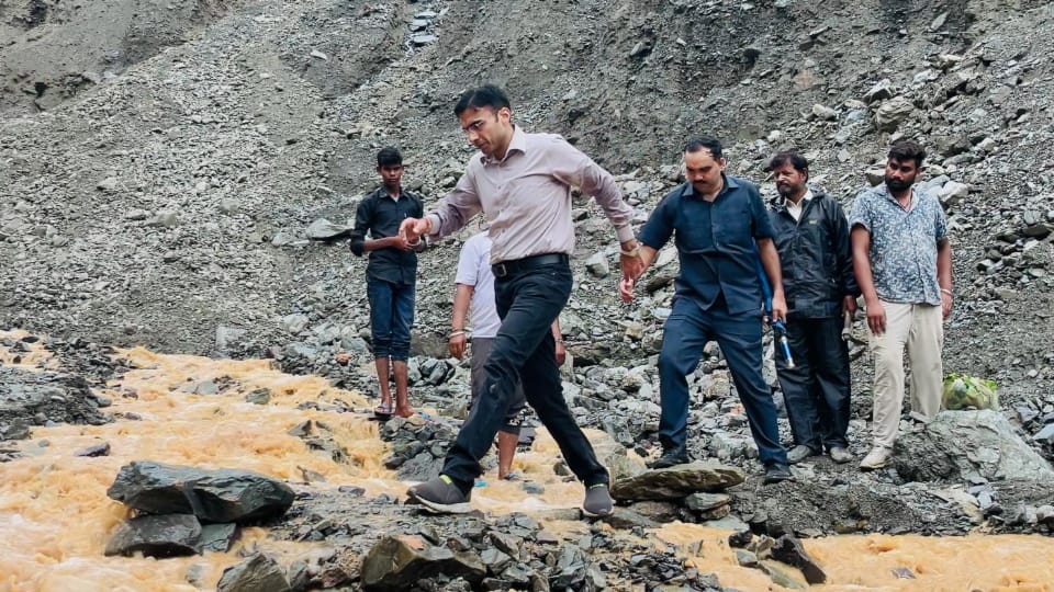 Dehradun DM Savin Bansal Crossed river and Reached Batoli village By walking which was cut off due to heavy ra