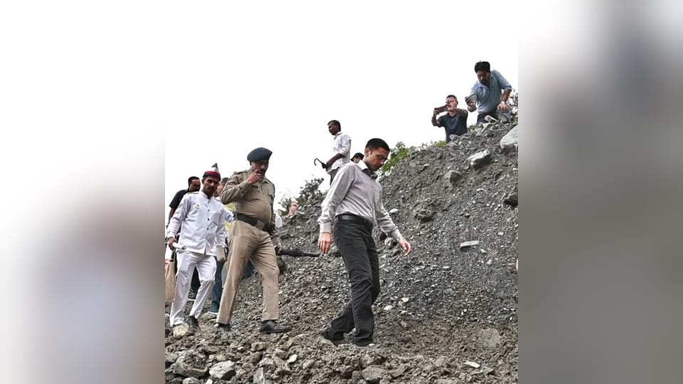 Dehradun DM Savin Bansal Crossed river and Reached Batoli village By walking which was cut off due to heavy ra