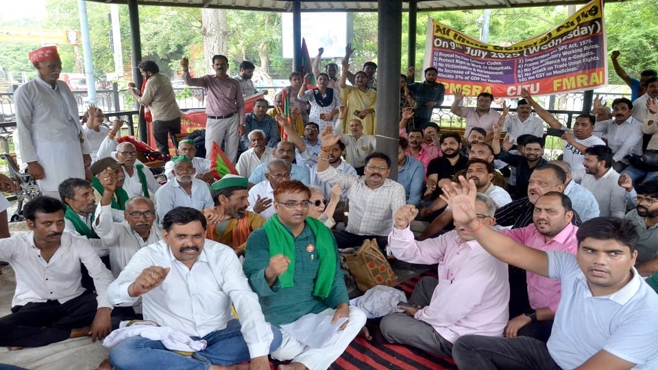 Bank strike in Aligarh affects business worth Rs 1000 crore