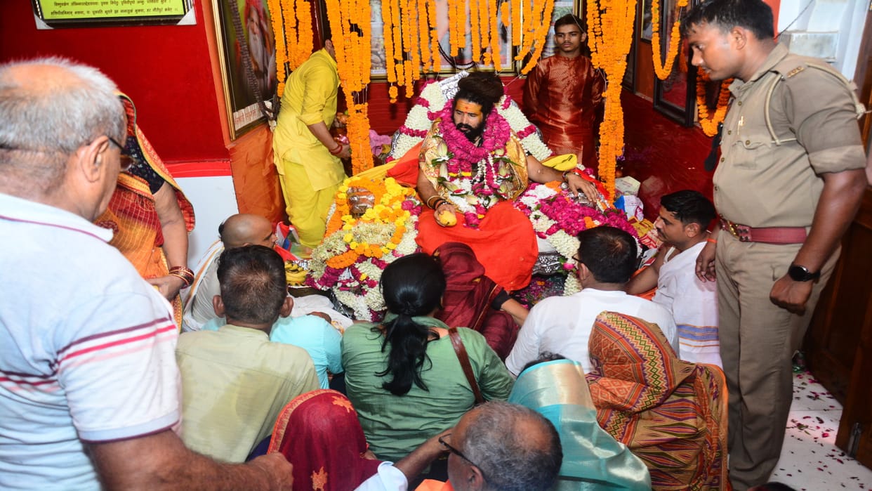 On Guru Purnima, devotees took a dip in the Sangam, reached the ashram and washed the feet of the Guru