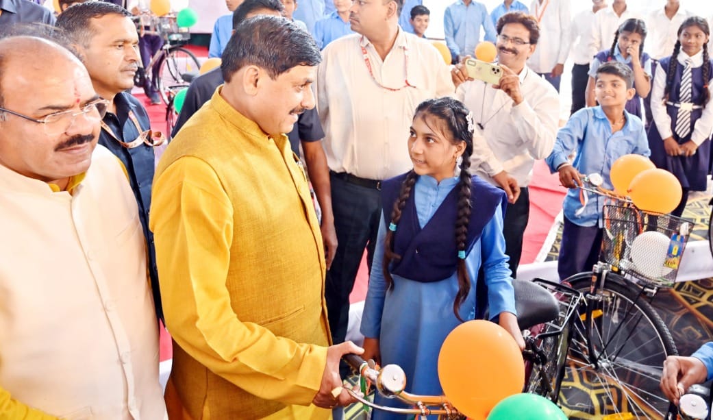 Bhopal: CM launched the state-wide free bicycle distribution scheme, said- we also used to study in government