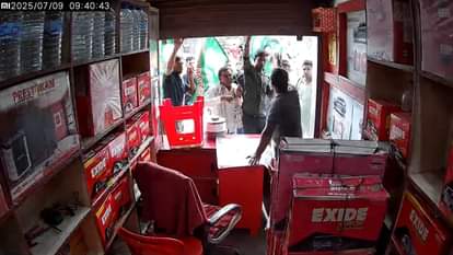 जबरन दूकान बंद कराते बंद समर्थक