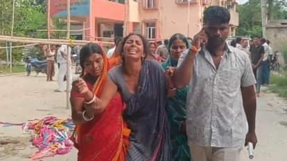 रोते-बिलखते परिजन।