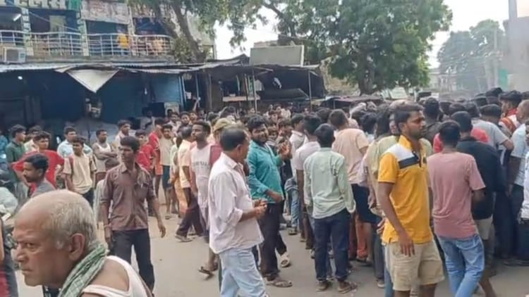 Bihar News : अपराधियों ने किराना दुकानदार को लूट के दौरान मारी गोली, सड़क पर आगजनी कर रहे हैं विरोध