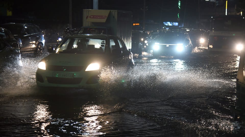 Due to rain 200 places in Delhi jammed roads flooded with water people stuck on roads for hours