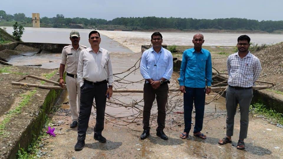 Administration on alert due to heavy rains in Bhatapara traffic stopped on flood prone bridges