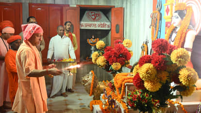 महायोगी गोरखनाथ का विशिष्ट पूजन करते सीएम योगी