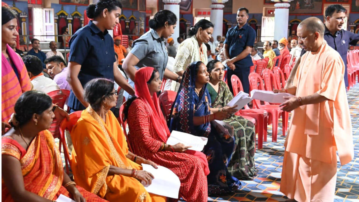 CM Yogi heard the problems of 200 people in Gorakhpur Janta Darshan. Gave instructions to the officials