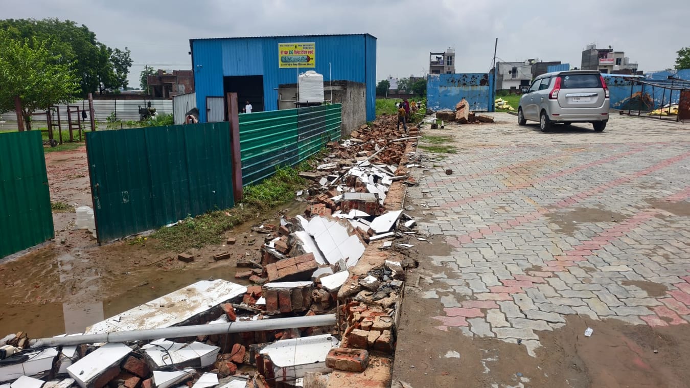 Wall fell on six people in Palwal three of the same family died three injured