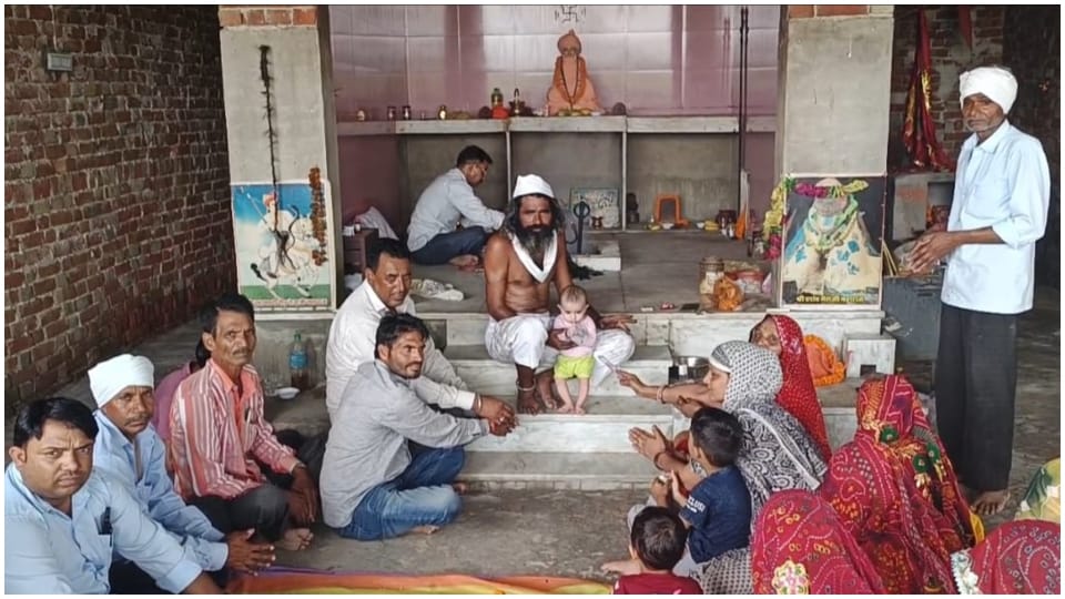 गुरु पूर्णिमा पर मंदिरों में उमड़ी भीड़।
