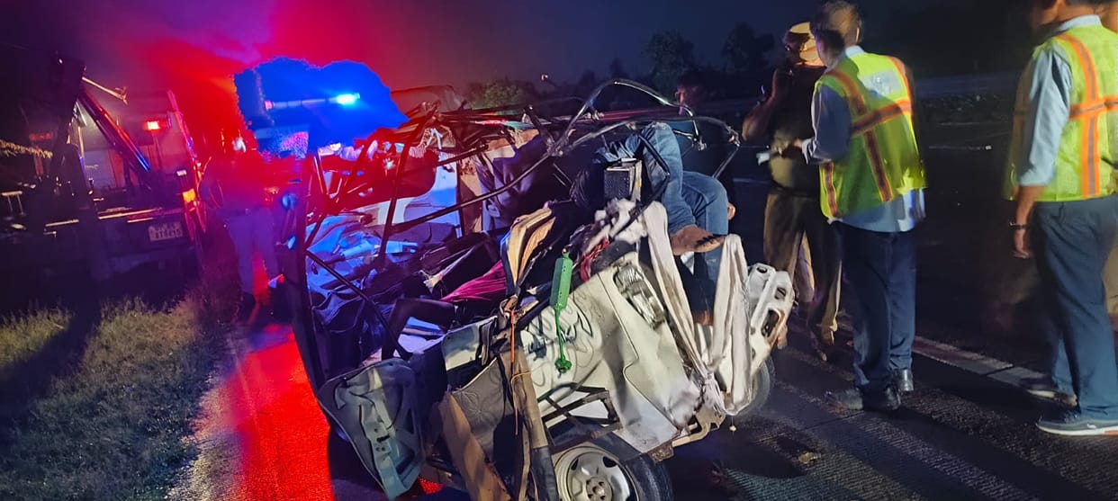 three wheeler accident on yamuna expressway at etmadpur in agra