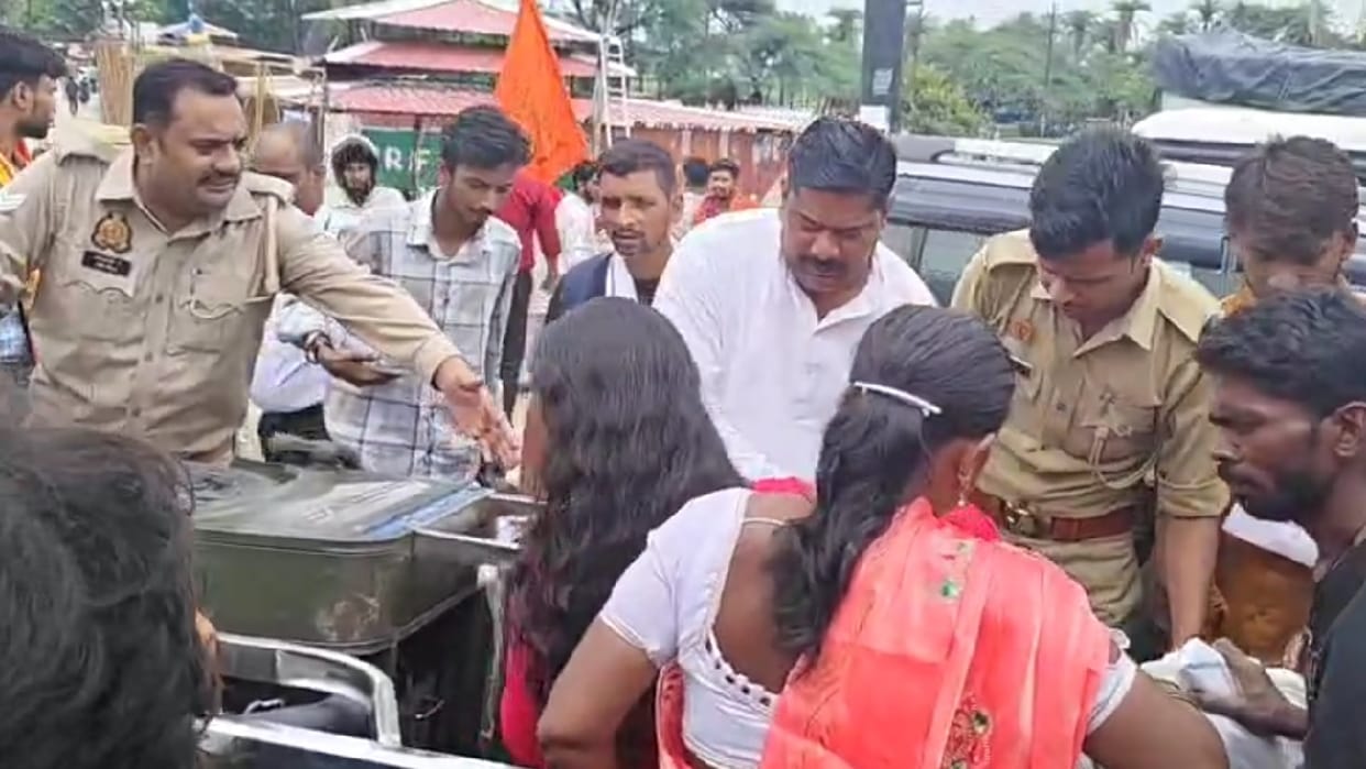 E rickshaw full of passengers overturned on Delhi Meerut road in Muradnagar