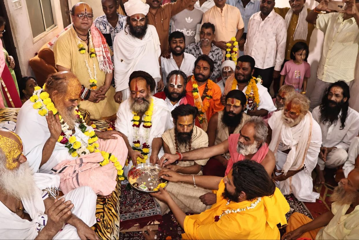 Indore News: Devotees throng temples and ashrams to celebrate Guru Purnima with devotion