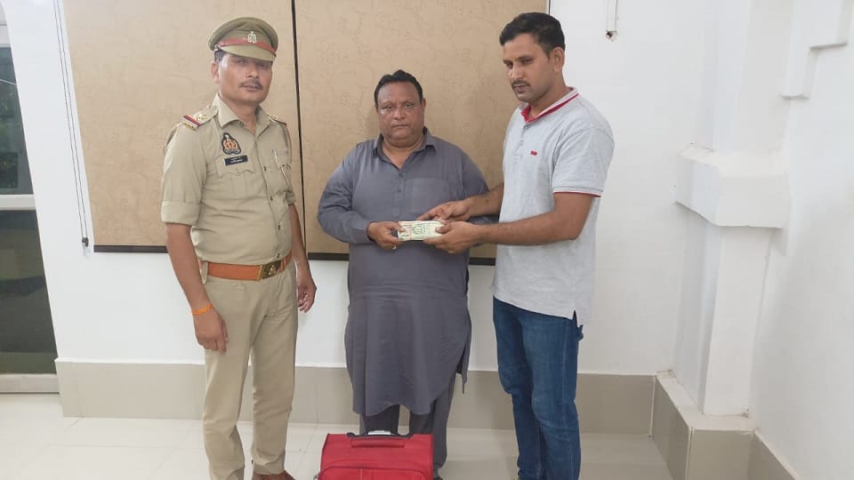 Honesty of GRP Returned the bag full of cash and clothes to the passenger