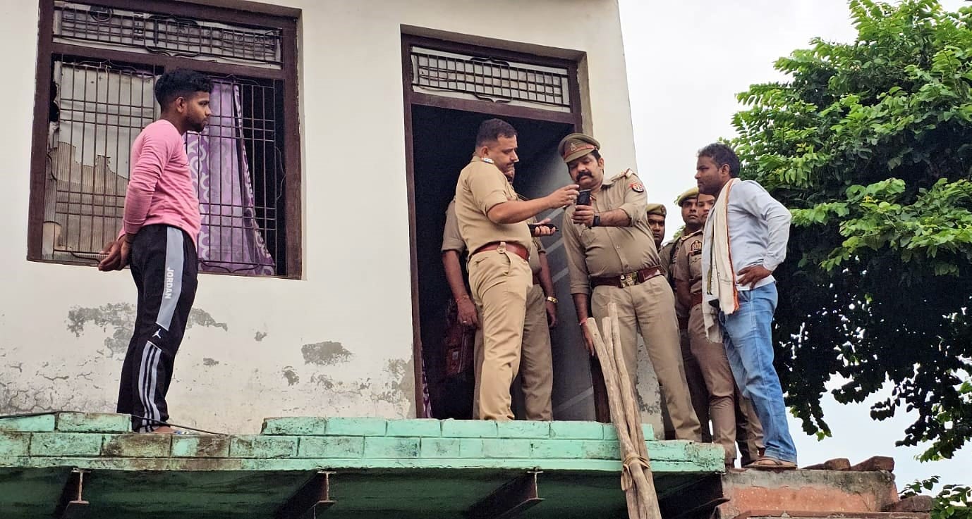woman dead body found in closed room in Agra ants crawling on her body