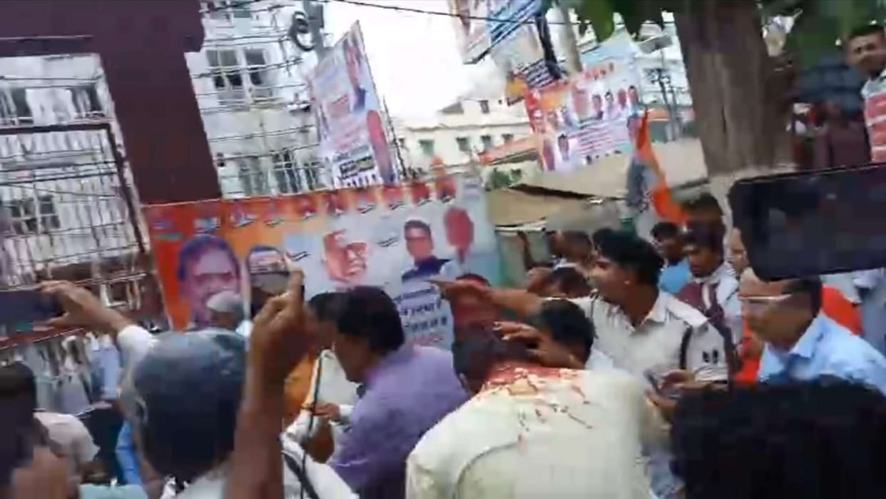 Bihar News: Bhojpur Congress office becomes a battlefield, clash between two factions, one worker seriously in