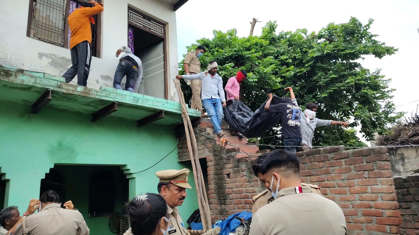 woman dead body found in closed room in Agra ants crawling on her body