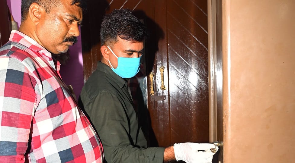 Kanpur Robbery and Murder Suspicion on a close person suspect seen 500 meters away in CCTV