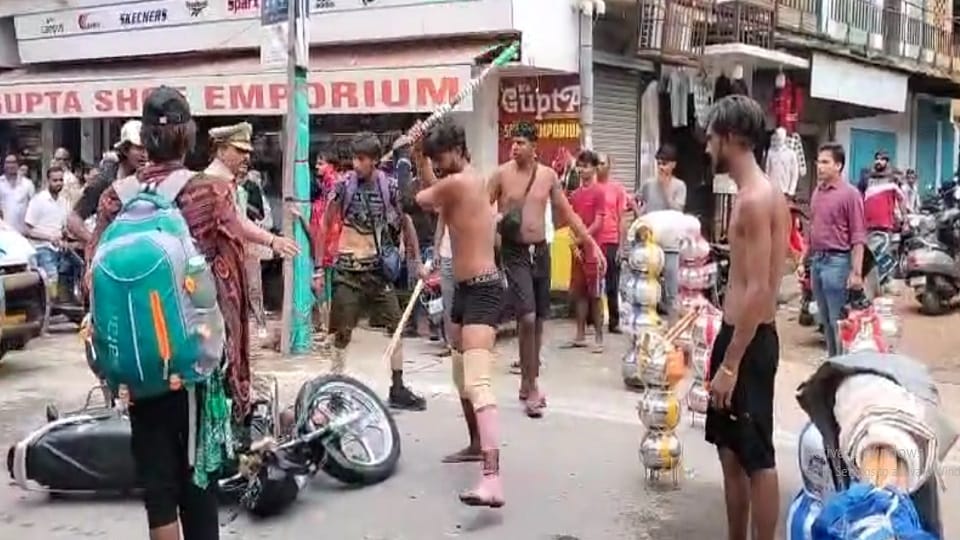 Ruckus over side-stepping of Kanwad Kanwadis beat up biker in front of police