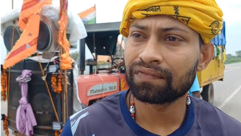 Kanwar Yatra 2025: Son Rolls on Ground with Kanwar to Fulfill Promise for Fathers Life