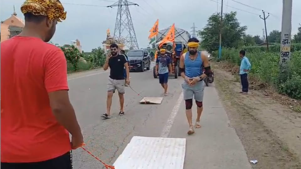 Kanwar Yatra 2025: Son Rolls on Ground with Kanwar to Fulfill Promise for Fathers Life