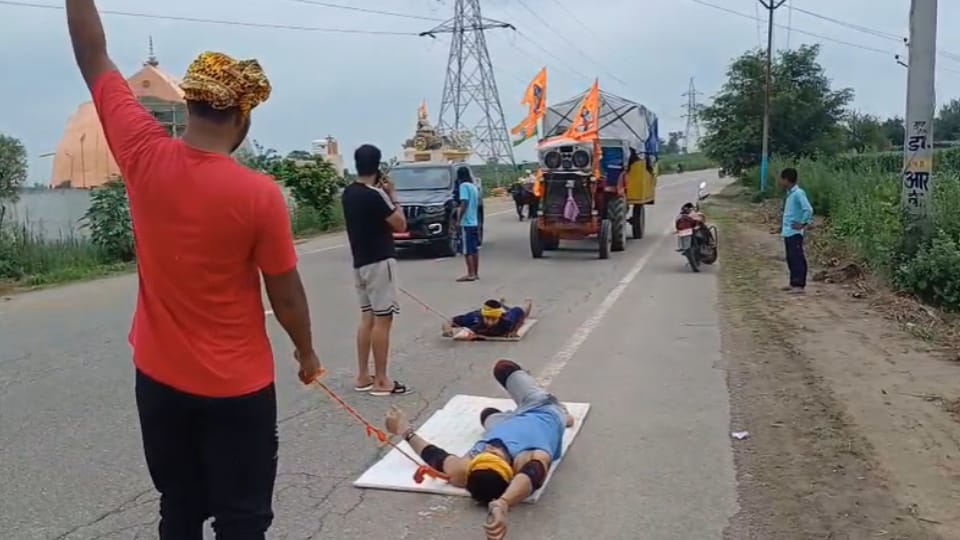 Kanwar Yatra 2025: Son Rolls on Ground with Kanwar to Fulfill Promise for Fathers Life