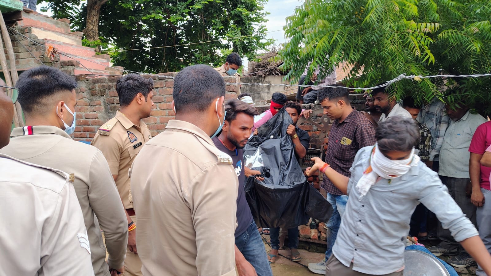 woman dead body found in closed room in Agra ants crawling on her body