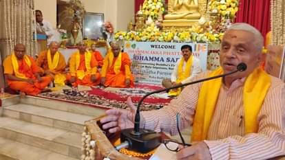 मूलगंध कुटी बौद्ध मंदिर में आयोजित सभा में बोलते अतिथि