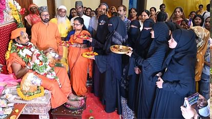 Guru Purnima 2025: काशी में मुस्लिमों ने मनाई गुरु पूर्णिमा, सैकड़ों महिलाओं ने महंत की उतारी आरती Guru Purnima 2025 Muslim people took initiation by Jagadguru Balacharya in Varanasi