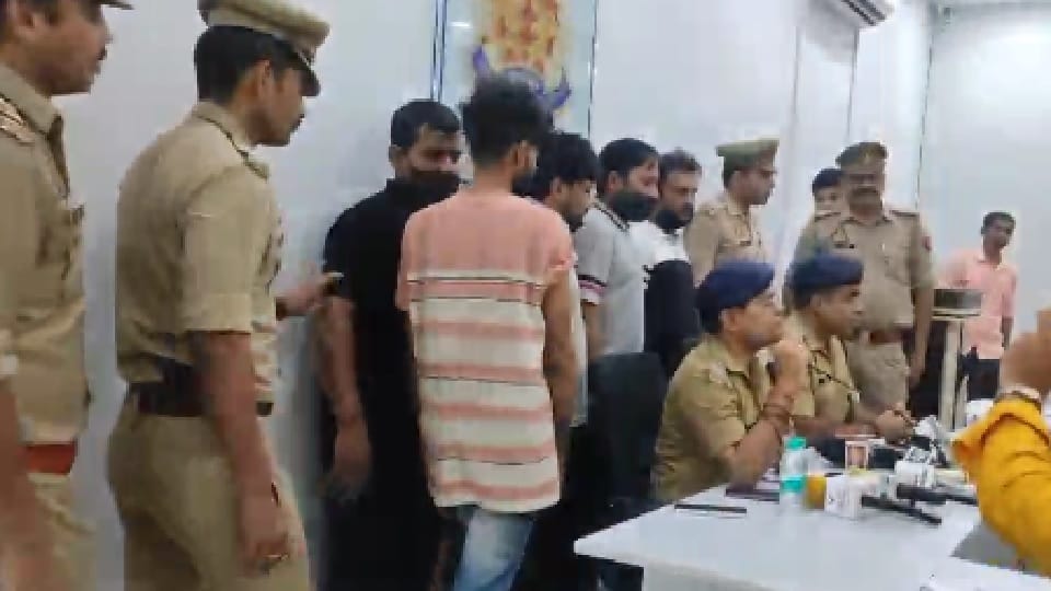 Five arrested for cheating people by promising four times profit in insurance policy