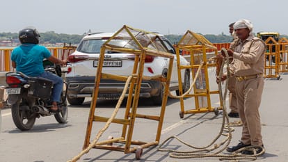 Prayagraj-Varanasi route becomes one-way for Kanwadiyas, police barricaded route diversion implemented