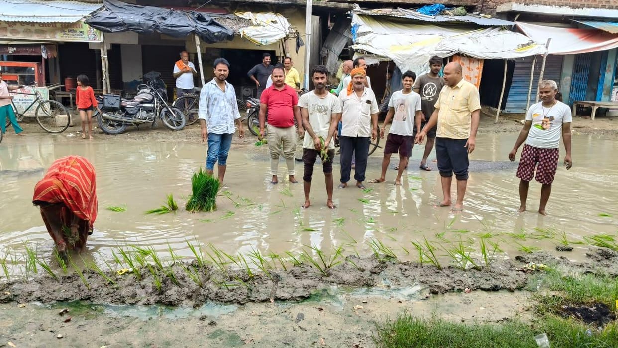 road was turned into paddy field villagers angry waterlogging Chhatoh-Gandhinagar road planted paddy on road