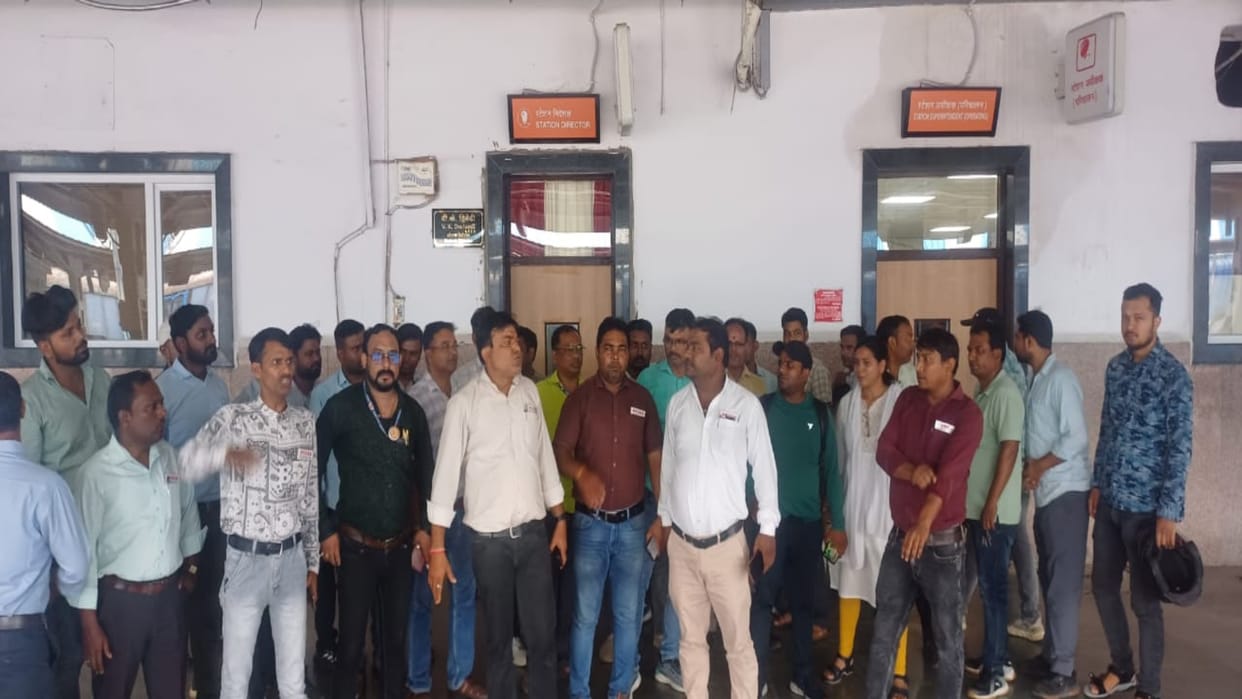Prayagraj News: Employees protested against murder of railway employee, slogans were raised at the junction