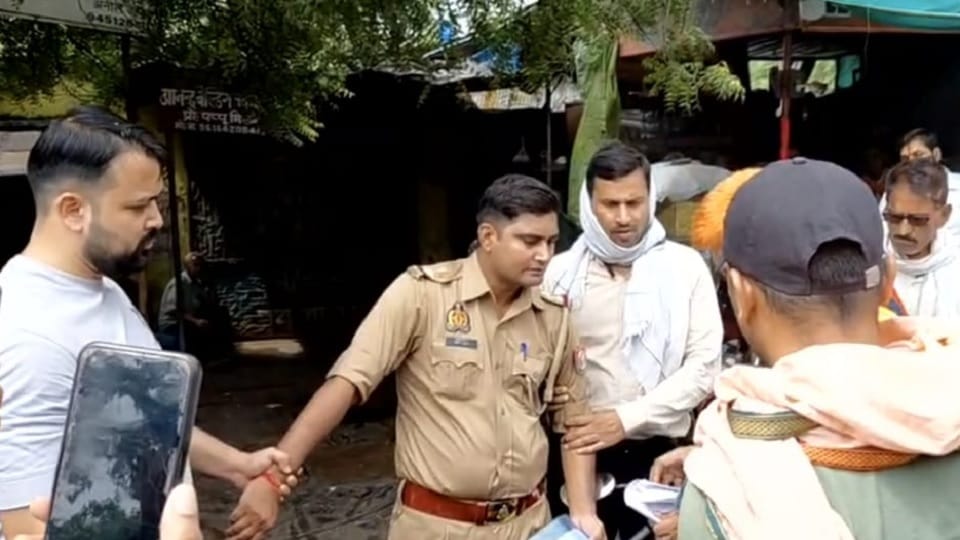 Anti-corruption team arrested the inspector posted at Mauranipur police station while taking bribe