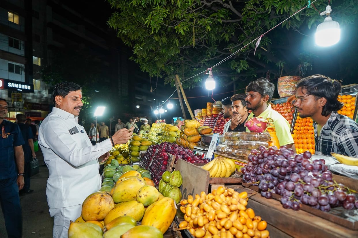 CM's simplicity won hearts: Mohan Yadav was seen buying fruits from a cart in New Market, vendors and passersb