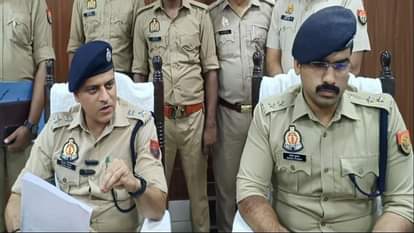 साइबर ठगी के बारे में जानकारी देते अफसर।