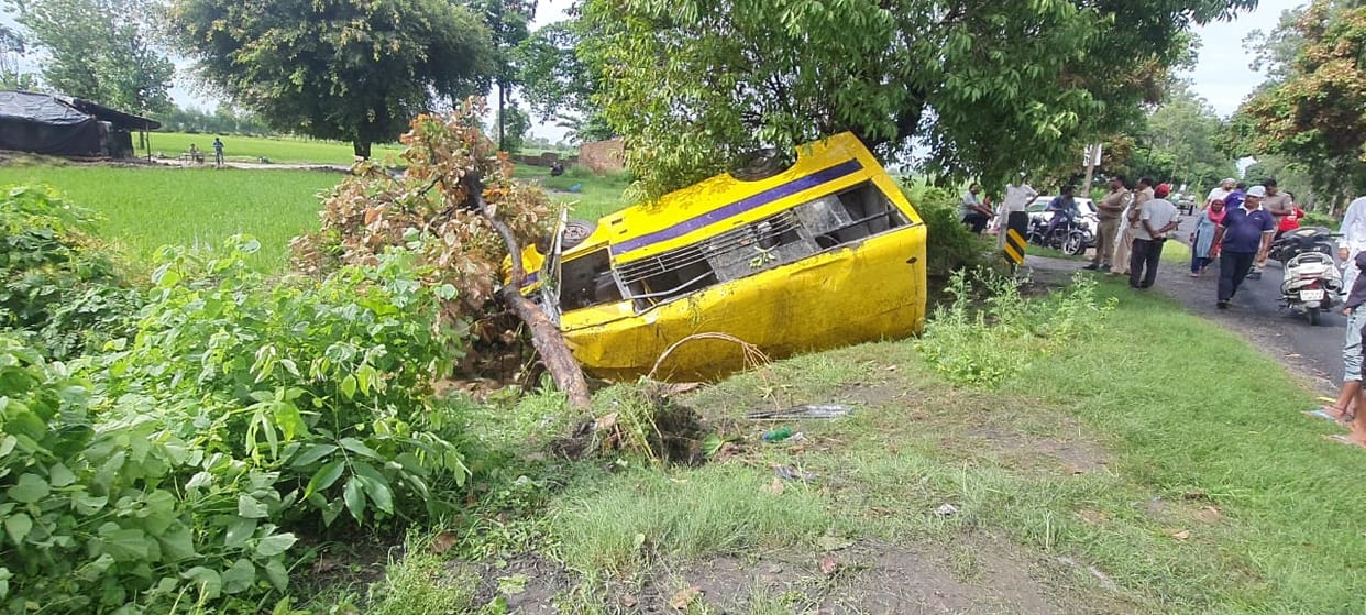 Bijnor: School bus overturns in Afzalgarh, 10 students injured while avoiding speeding vehicle on road