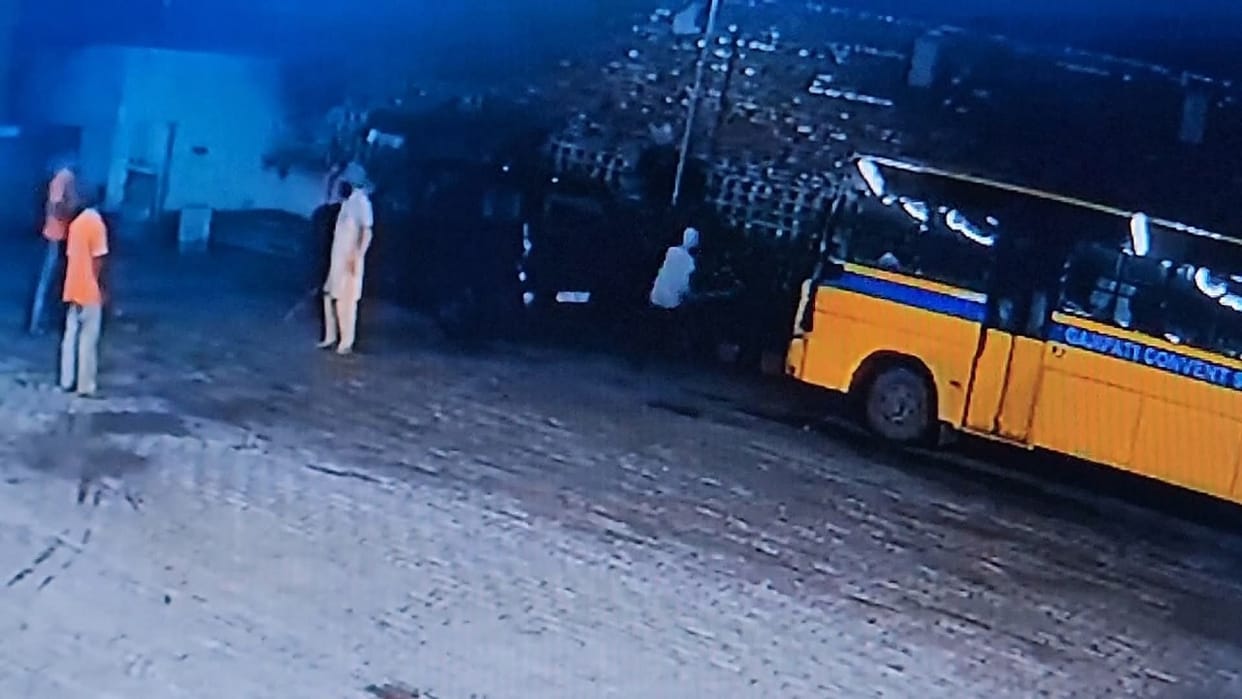 glass of Kanwadis' car was broken with sticks In Yamunanagar
