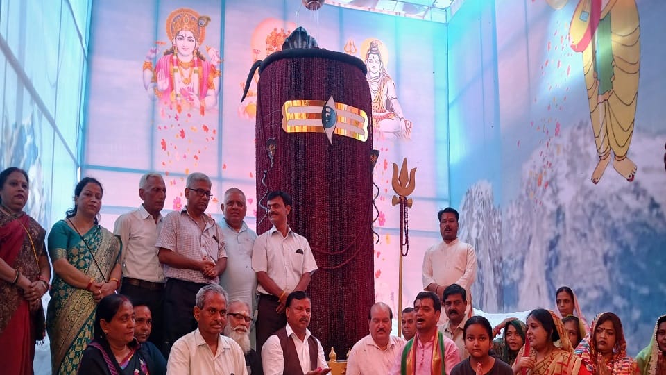 Shivling made from 1.25 lakh Rudrakshas was made here in Sawan