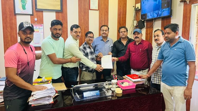 Surajpur: कांग्रेसी नेताओं ने अमृत मिशन कार्य में अनियमितता का लगाया आरोप, सुनवाई न होने पर दी यह चेतावनी