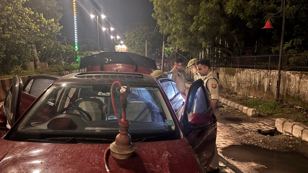SP City checking the car at night two youths caught with hookah inside in Bareilly