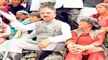 बगस्याड़ में आपदा प्रभावितों से मिले सीएम।