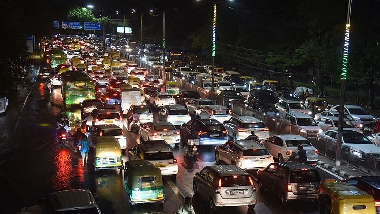 Delhi Traffic: कश्मीरी गेट पर 560% बढ़ीं जाम की सूचनाएं, कालिंदी कुंज और द्वारका मोड़ पर भी भारी मुसीबत