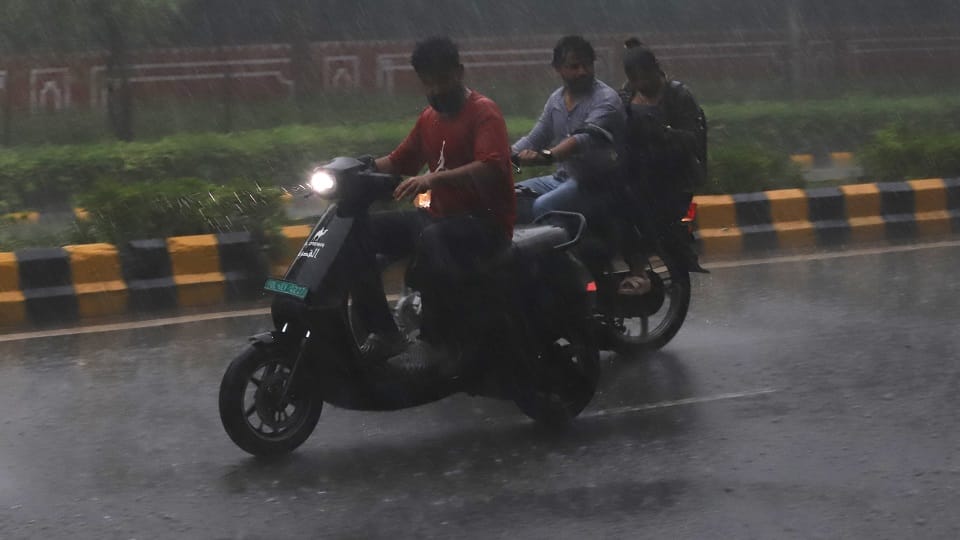 Heavy rain in many areas of Delhi NCR including Noida, Gurugram, Ghaziabad