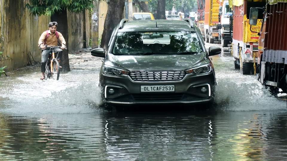 Due to rain 200 places in Delhi jammed roads flooded with water people stuck on roads for hours