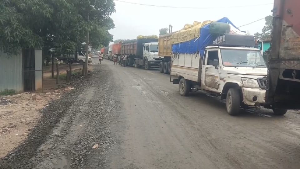 वाहनों की लगी लंबी कतार