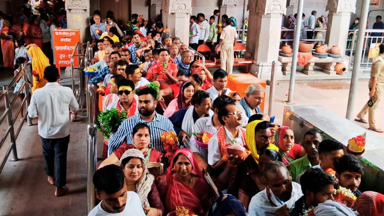 Guru Purnima Devotees gathered in Vindhya Dham queue formed for tableau darshan worship started