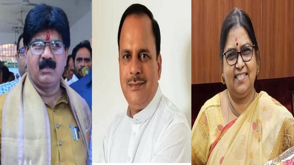 Three MLAs opened a front against the CMO Aligarh